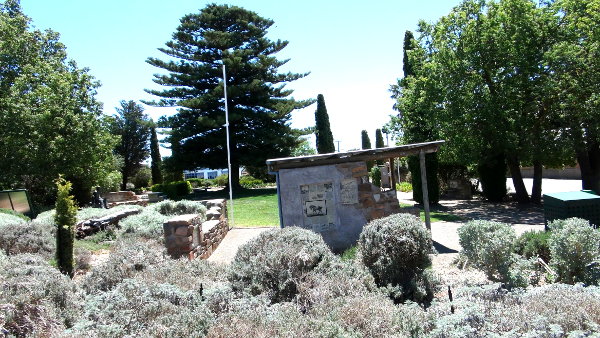 Eudunda Gardens - overview of the covered shelter area