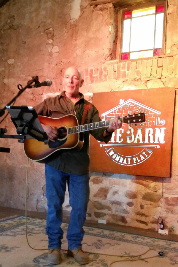 Mike Roberts Singing at Wombat Flat, Photo by Jennie Schutz